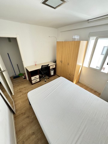 Habitación H13 · cama doble, escritorio, armario y ventana con luz natural