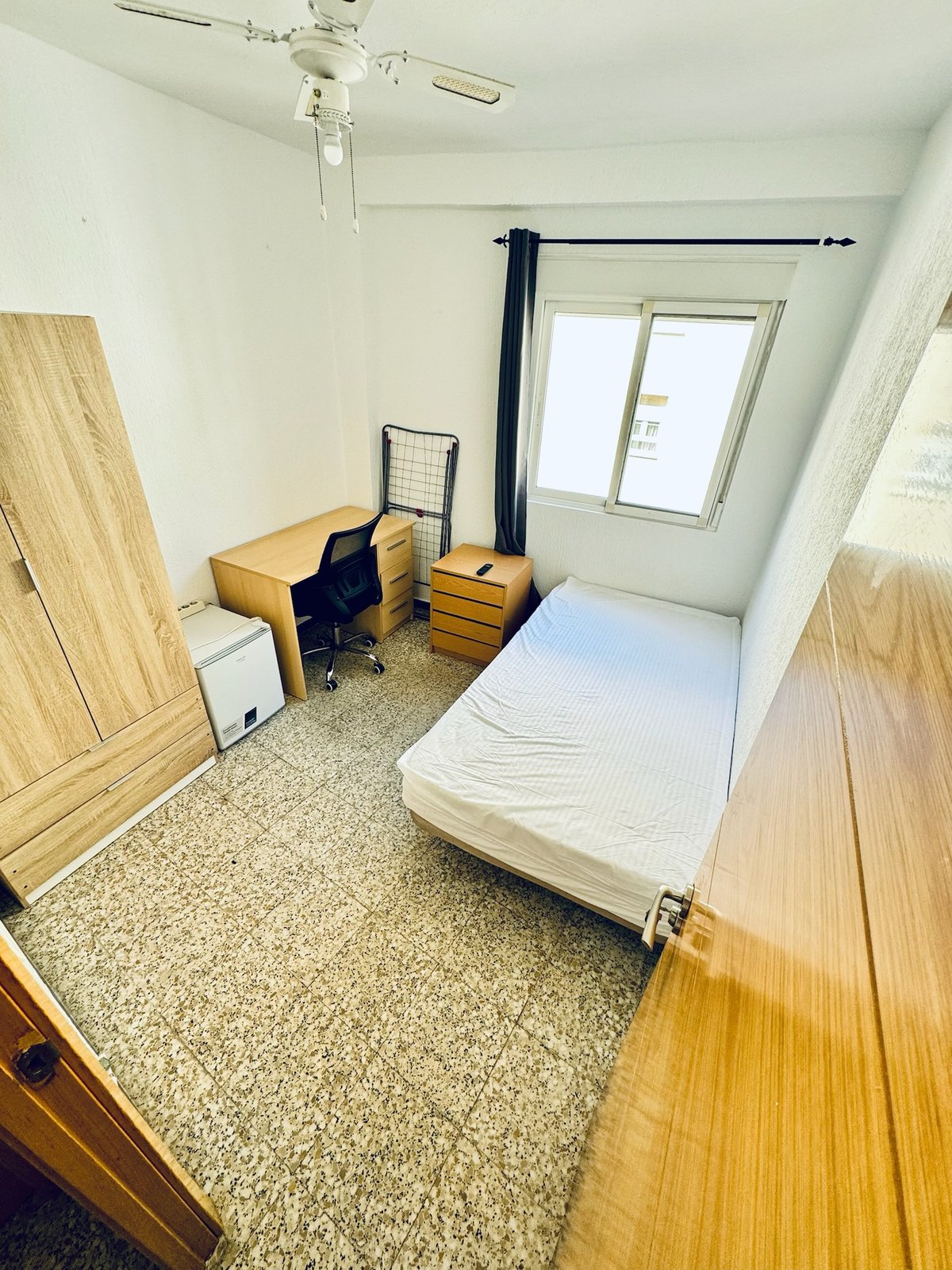 Individual con escritorio · Habitación