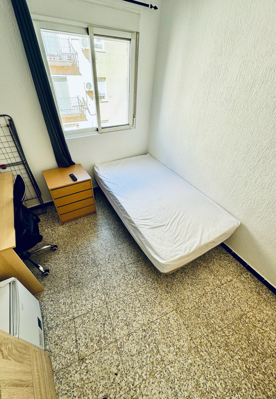 Individual con escritorio · Habitación