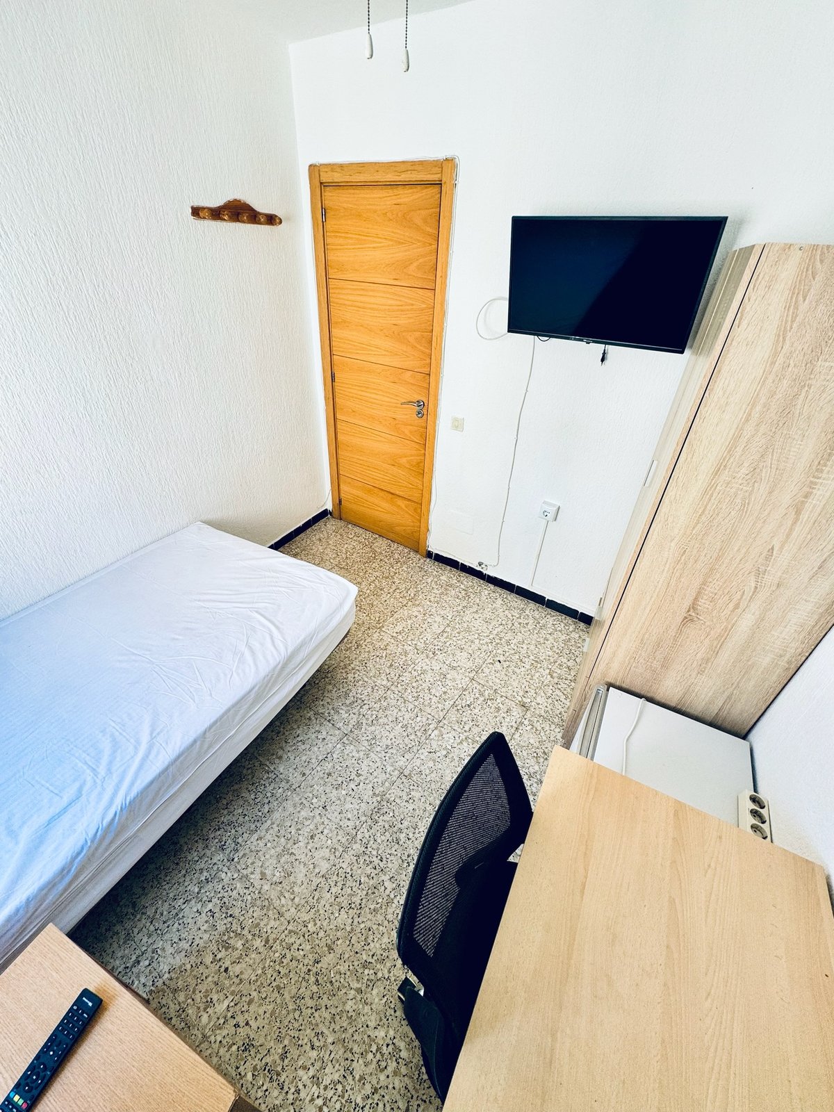 Individual con escritorio · Habitación