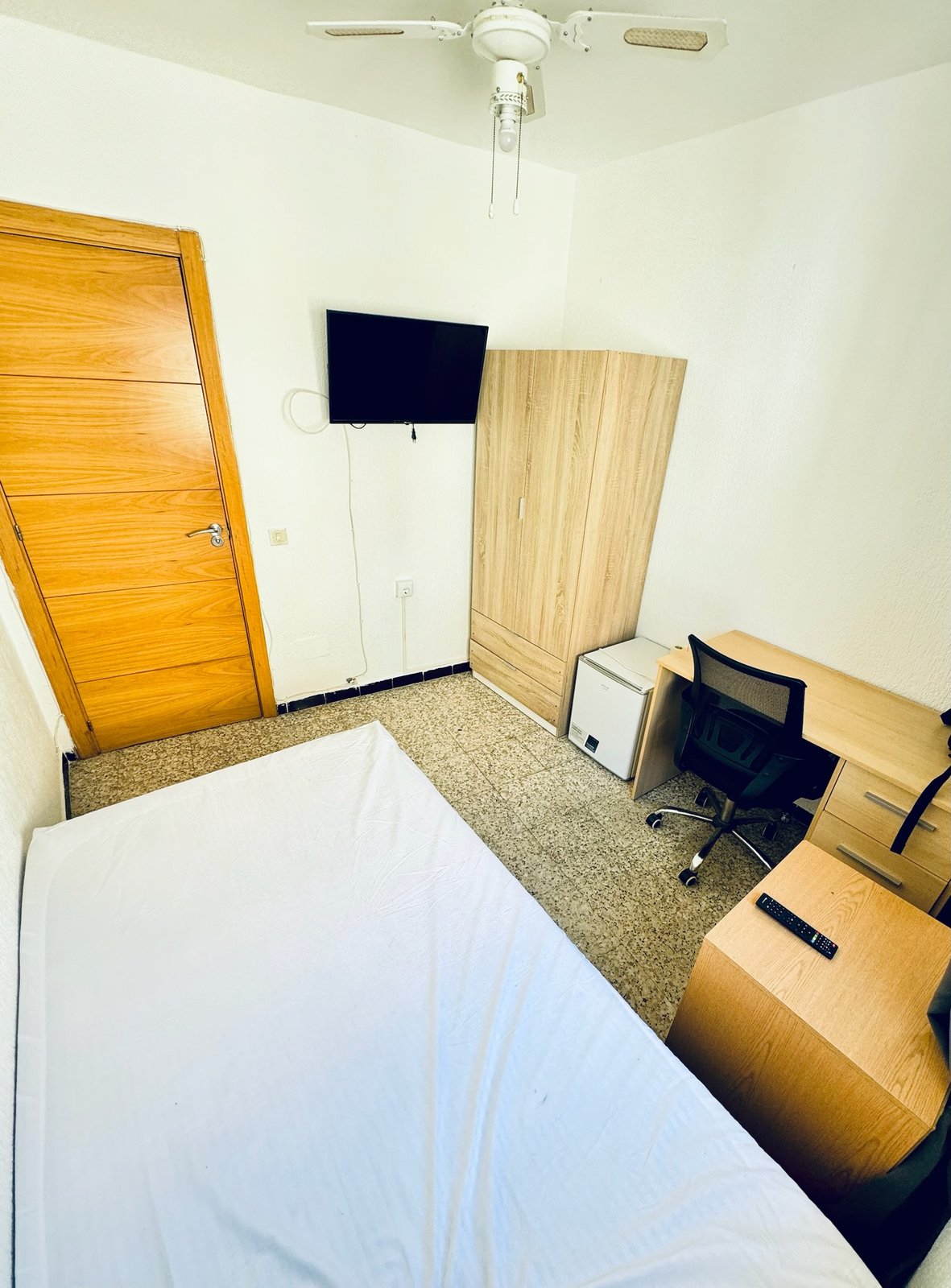 Individual con escritorio · Habitación