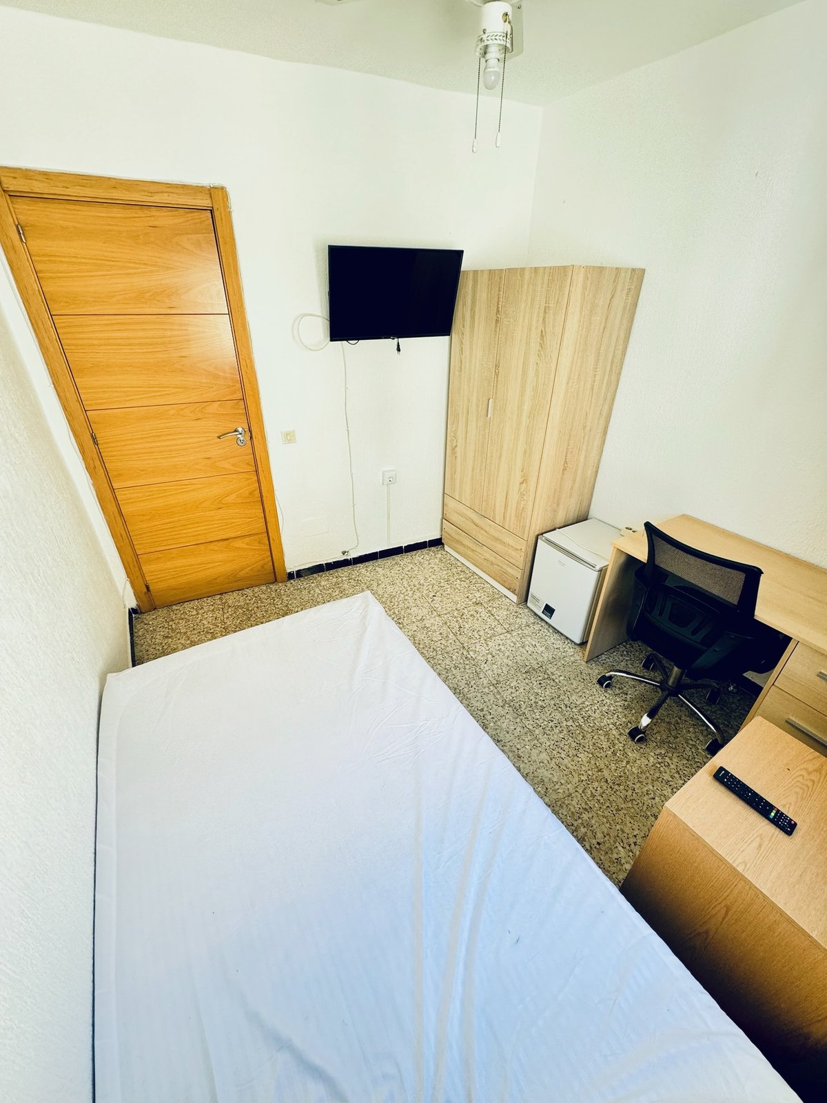 Individual con escritorio · Habitación