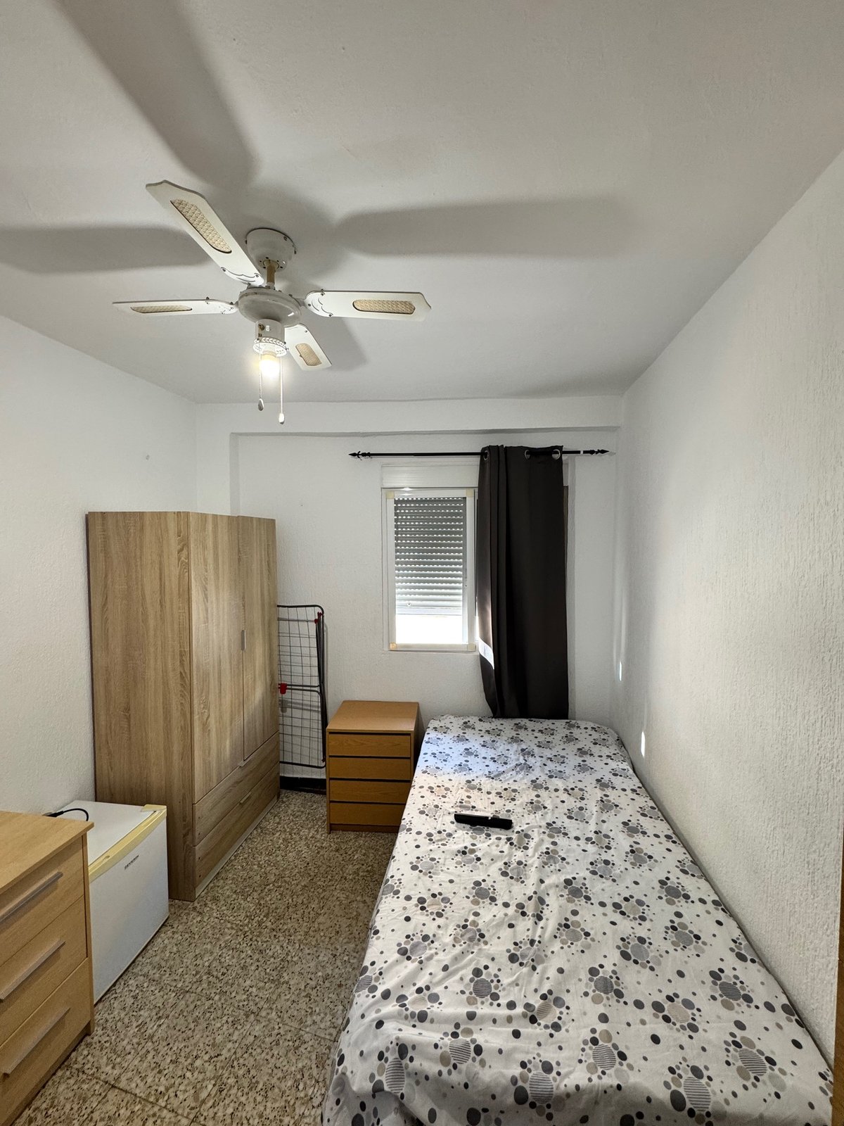 Individual con escritorio · Habitación