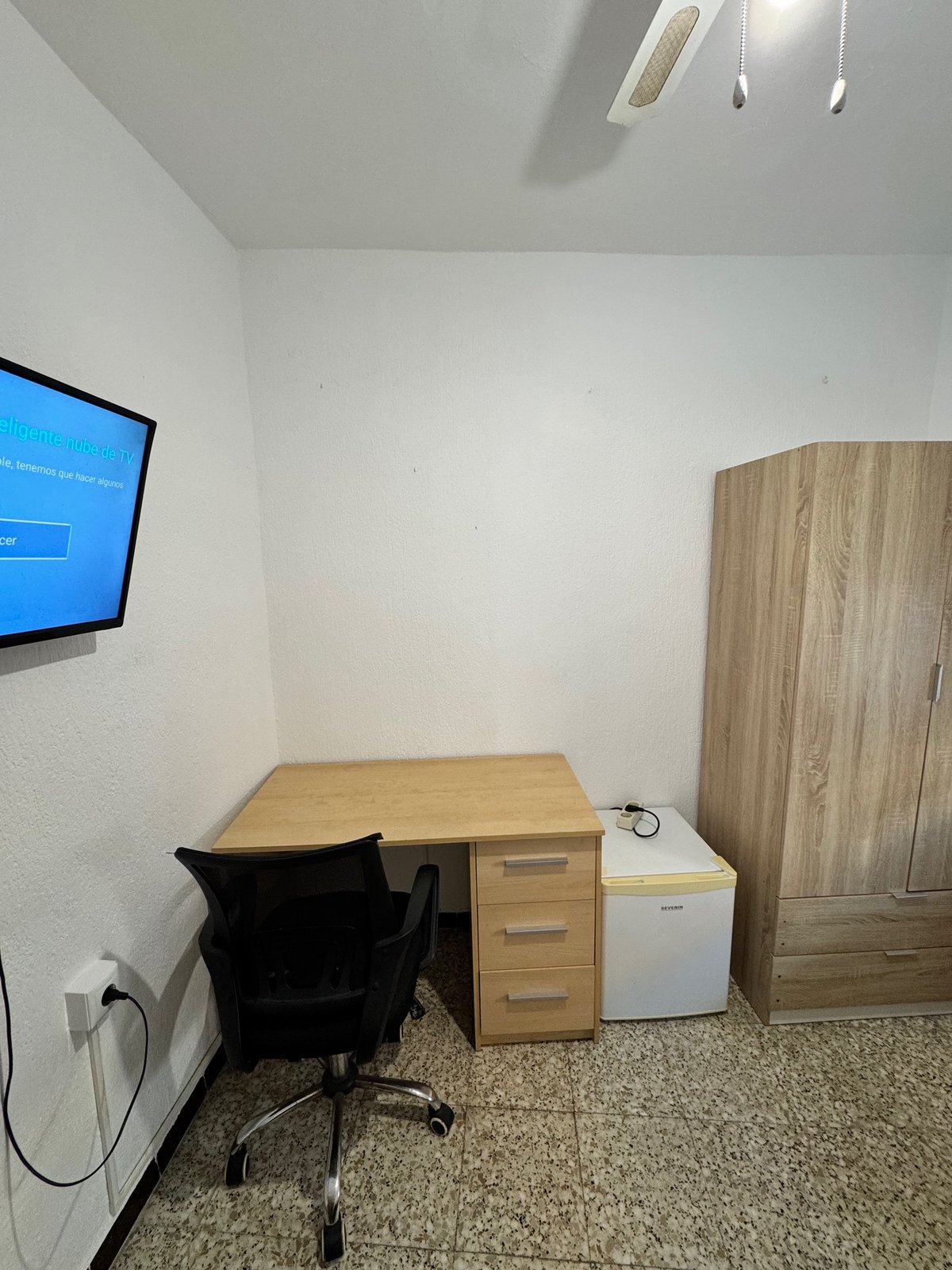 Individual con escritorio · Habitación