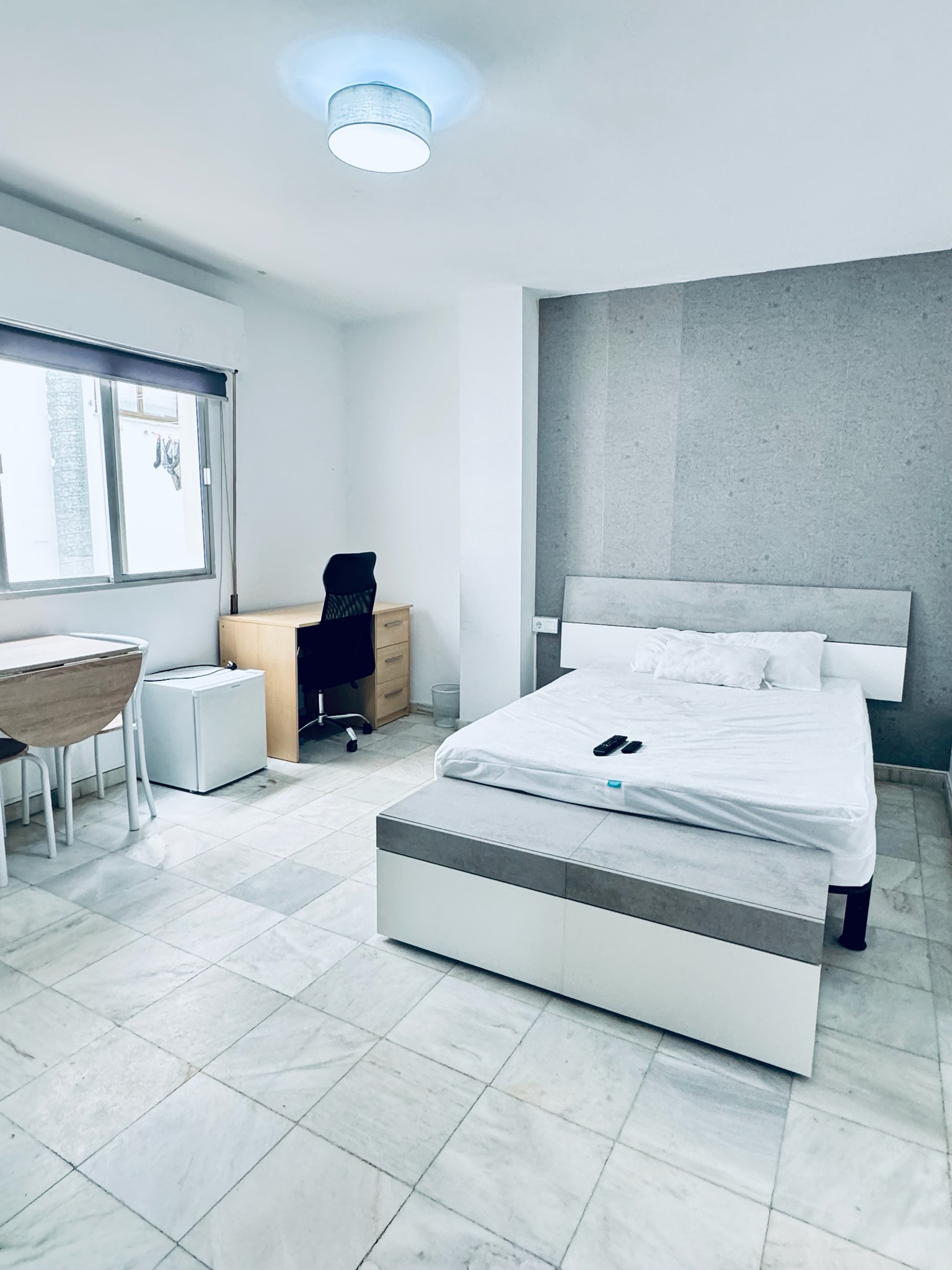 Room H32 · double bed, desk, private mini fridge and exterior window