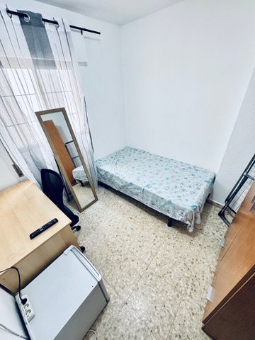 Habitación H41 · cama individual, escritorio y espejo de cuerpo entero