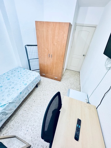 Habitación H41 · armario, cama y distribución desde la ventana