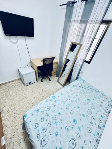 Habitación H41 · cama y zona de estudio junto a la ventana