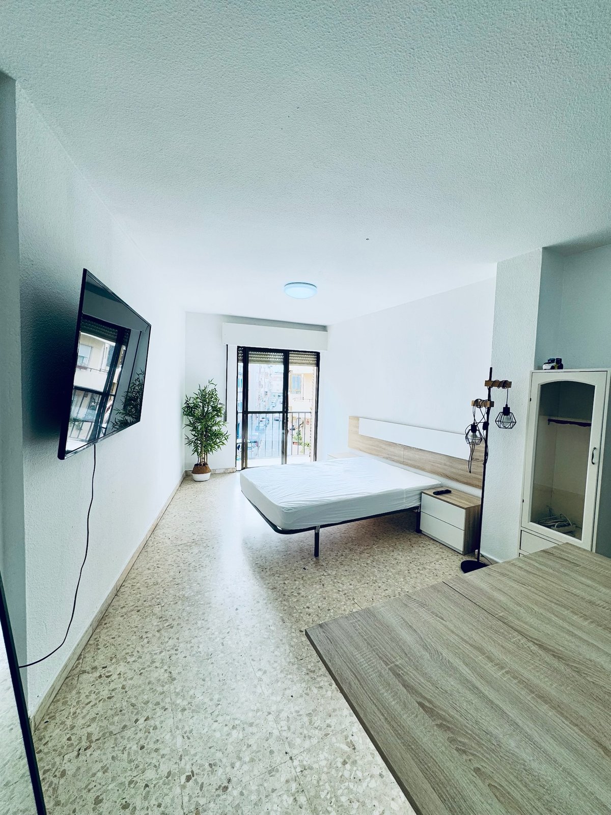 Habitación H42 · cama doble, TV y ventanal exterior