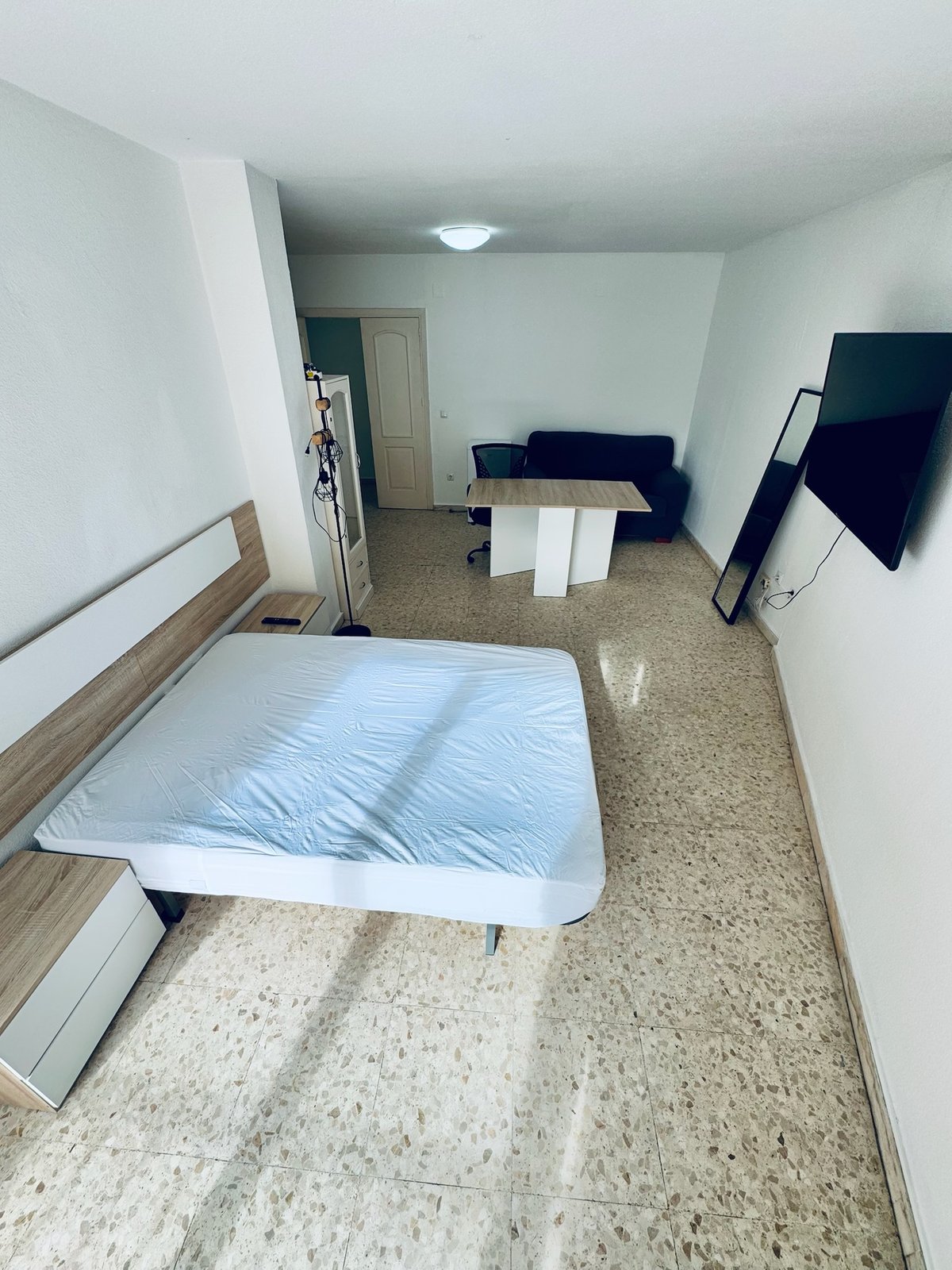 Habitación H42 · cama doble, zona de descanso y mesa de trabajo