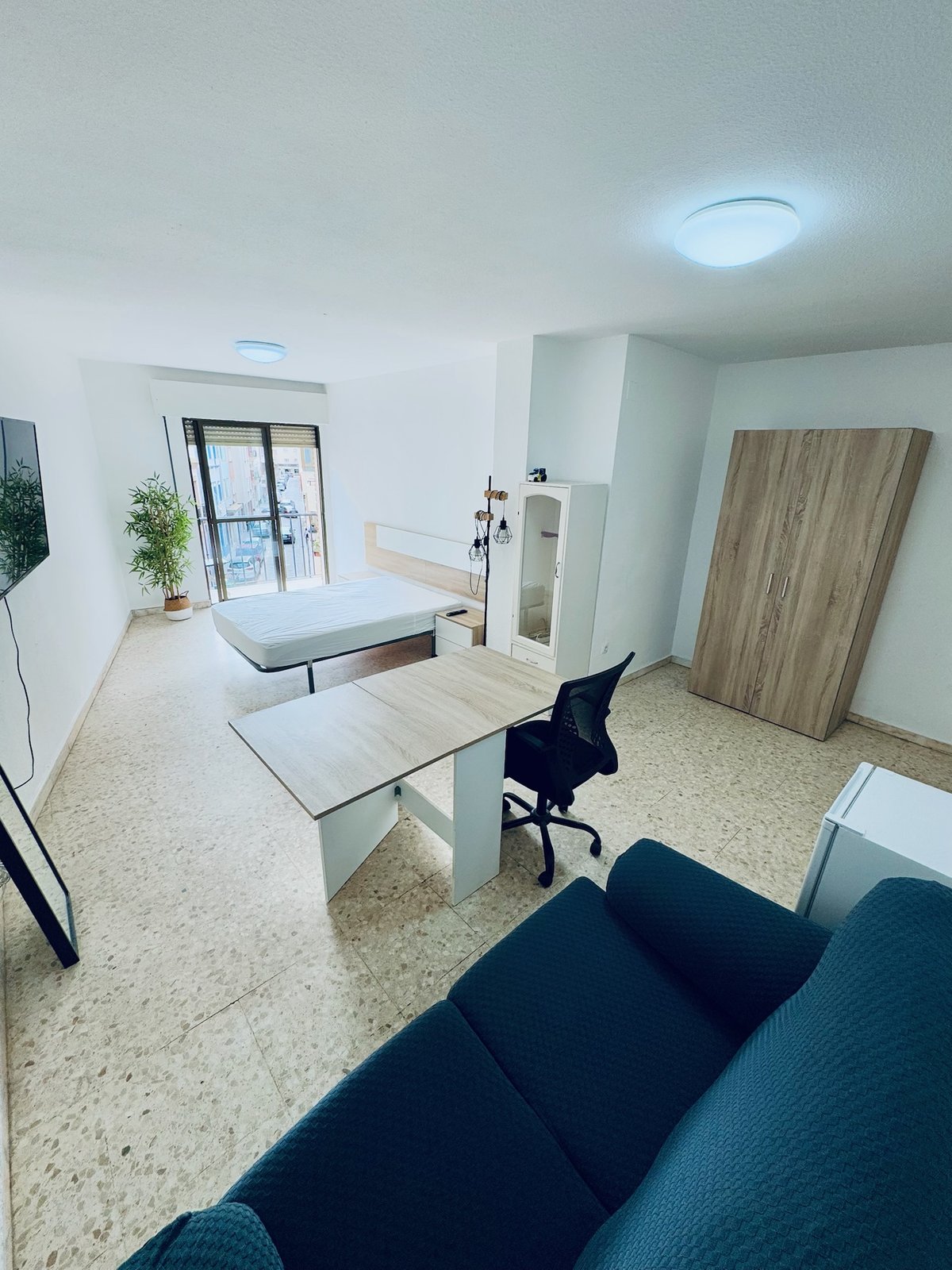 Habitación H42 · distribución amplia con cama, mesa de trabajo, armario y sofá