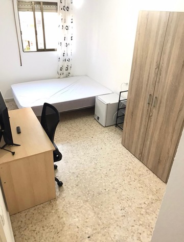 Room H44 · 135 cm bed, wardrobe and private mini fridge