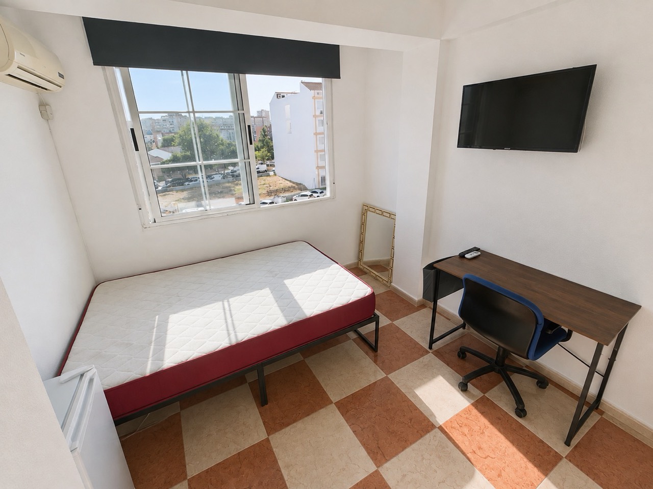 Room H61 · bed, air conditioning, TV and study area
