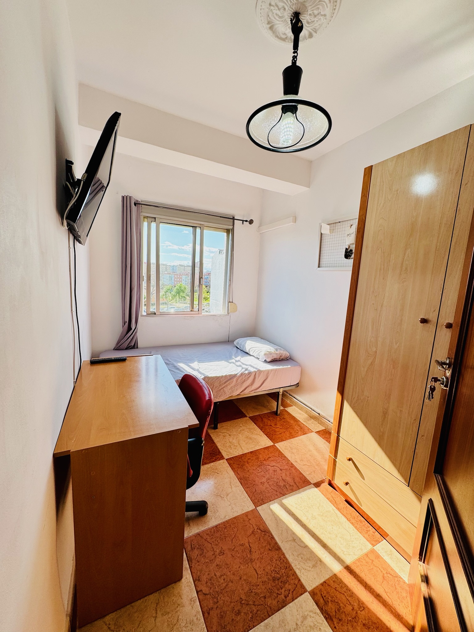 Habitación H62 · cama, escritorio y armario · muy luminosa