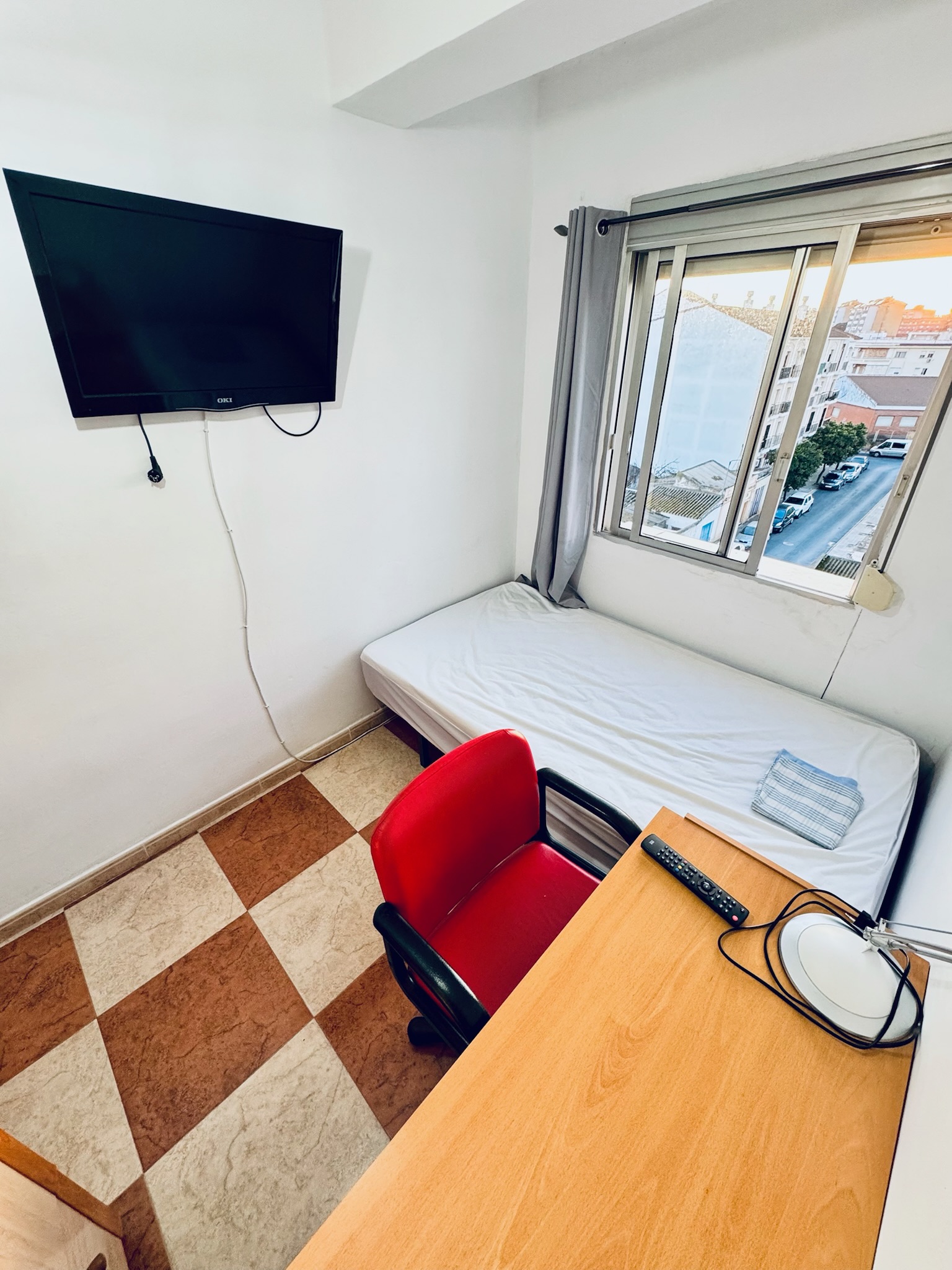 Ventana con vistas despejadas y TV de pared incluida