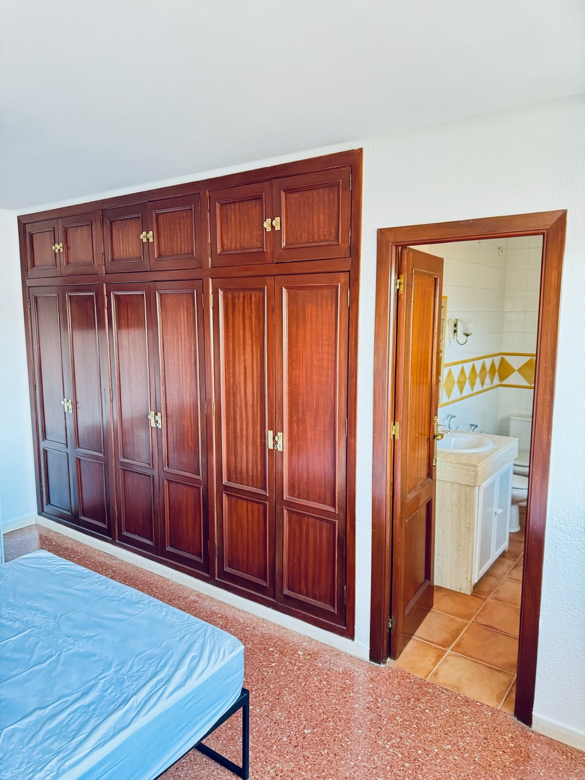 Doble con baño privado · Armario empotrado de 6 puertas