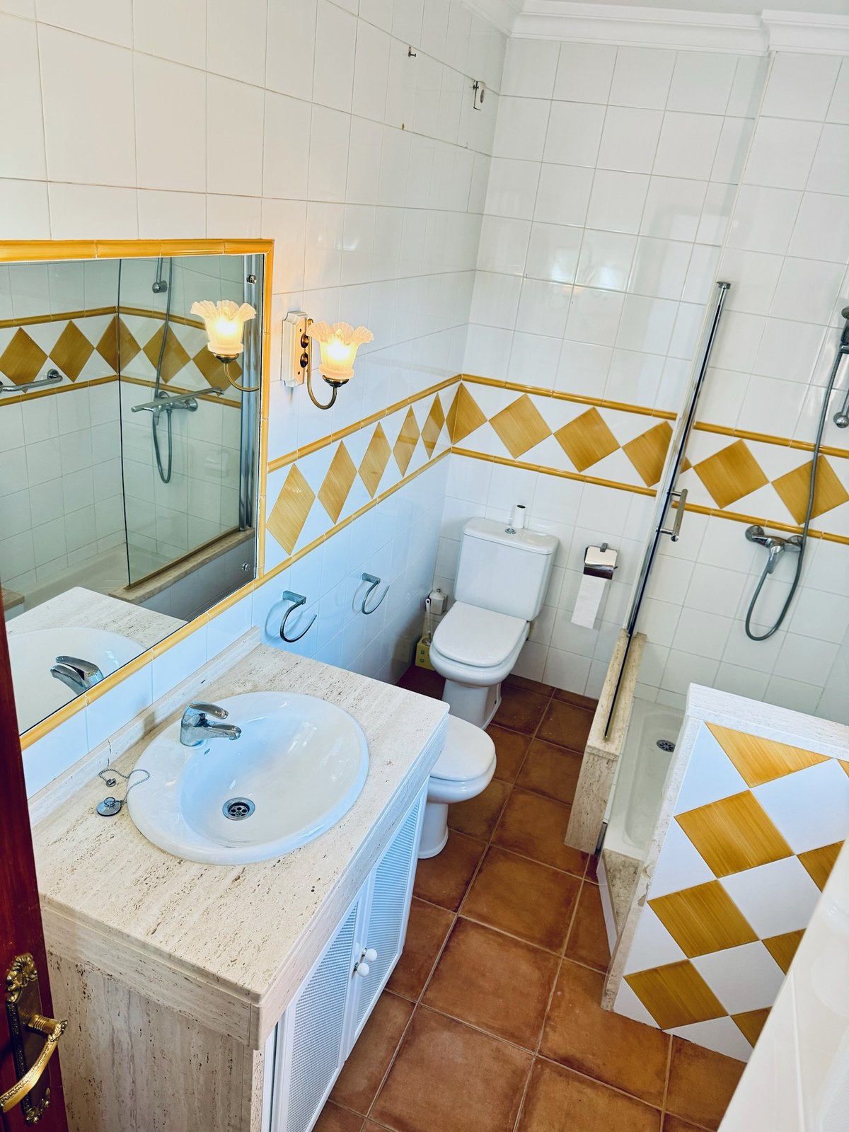 Doble con baño privado · Baño privado · lavabo, wc y ducha