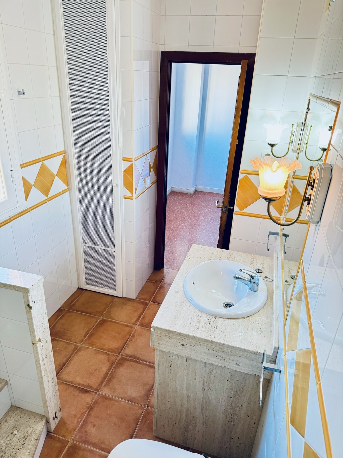 Doble con baño privado · Baño privado · lavabo con encimera de mármol