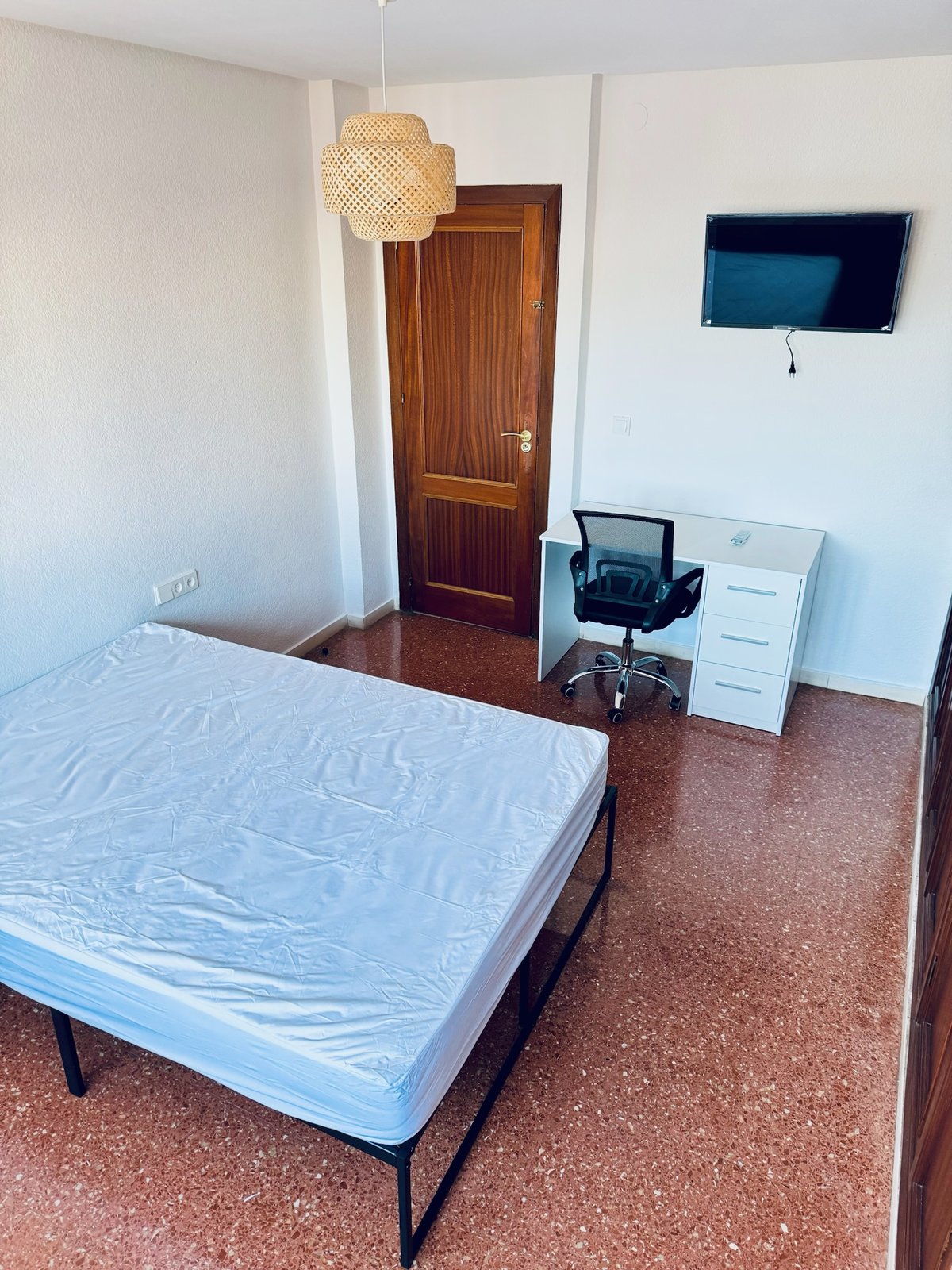 Doble con baño privado · Habitación H73 · cama doble, escritorio y TV