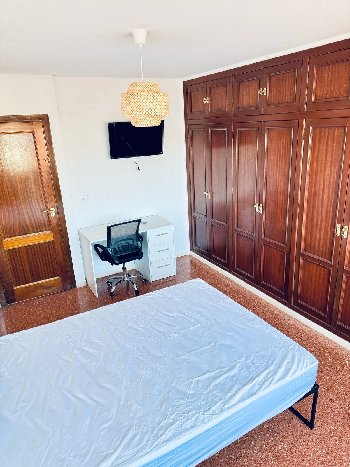 Doble con baño privado · Habitación H73 · vista del escritorio y armario