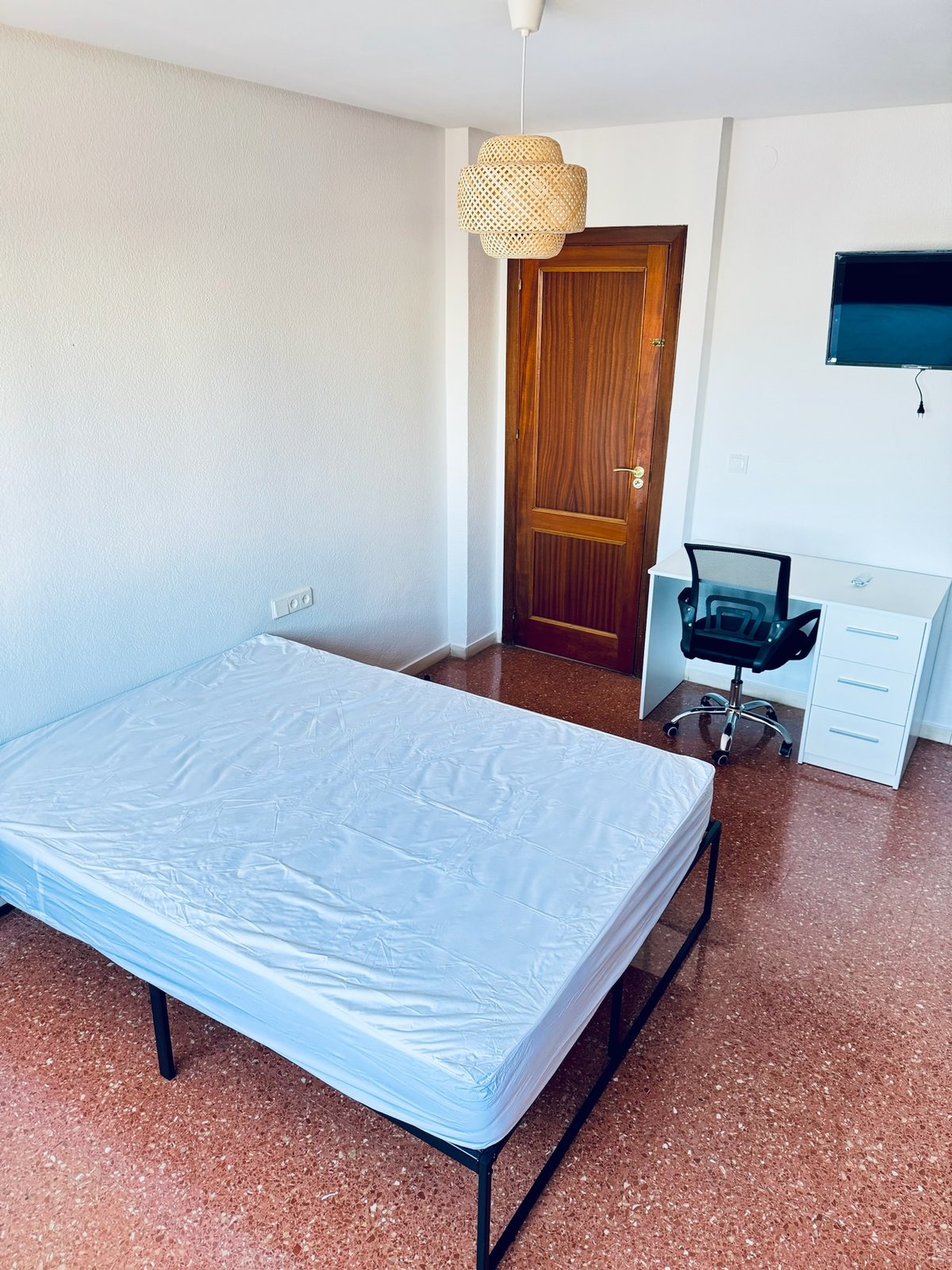 Doble con baño privado · Habitación H73 · desde el escritorio