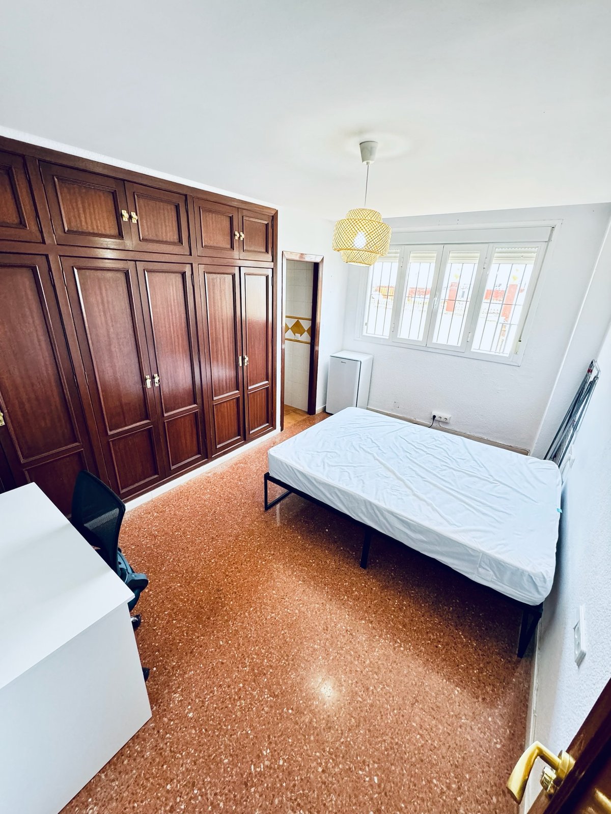 Doble con baño privado · Habitación H73 · vista amplia con ventana