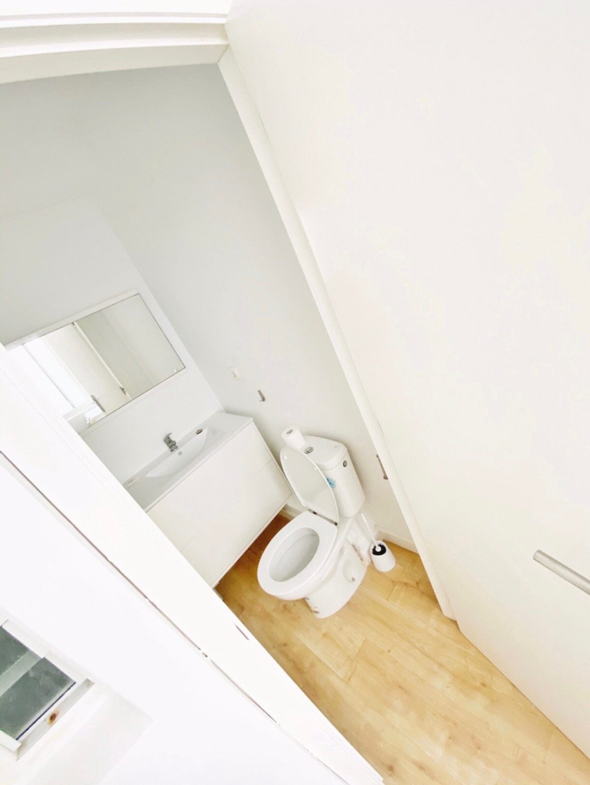 Aseo común · lavabo con mueble, espejo e inodoro