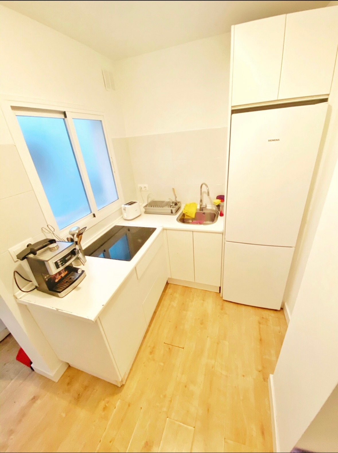 Cocina común · vista general con placa, fregadero, frigorífico y zona de trabajo