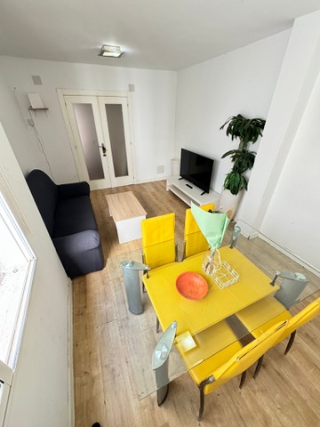 Salón-comedor común · mesa para cuatro personas y zona de estar