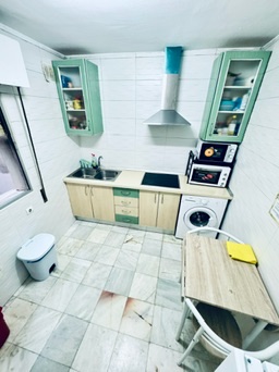 Shared kitchen · general view with worktop, hob, sink and washing machine
