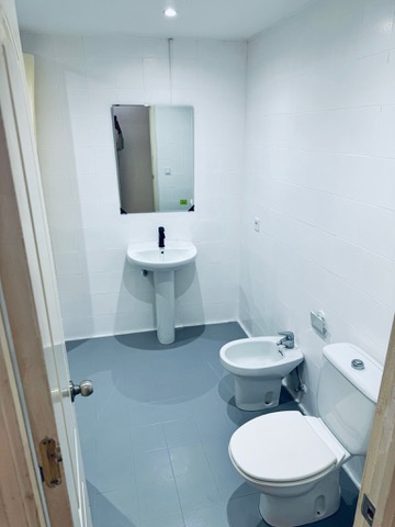 Shared bathroom · washbasin, mirror, bidet and toilet