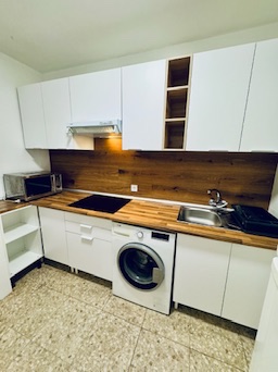 Shared kitchen · front view of the worktop, sink, hob and washing machine