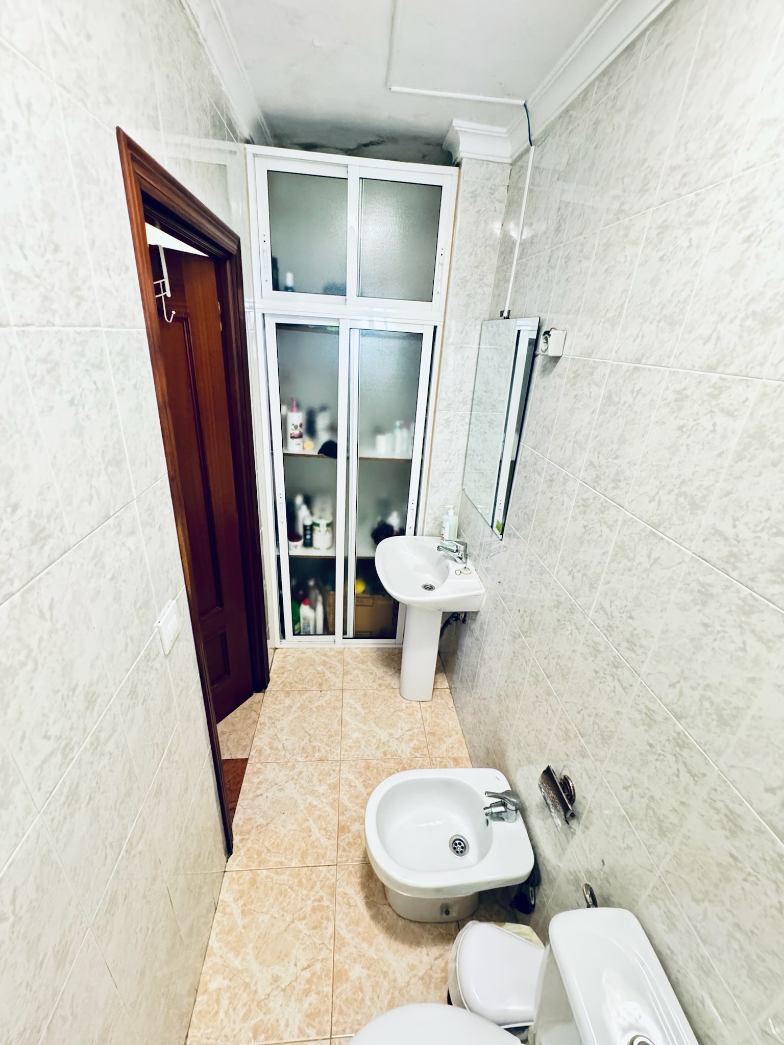 Shared bathroom · shower, washbasin, mirror, toilet and bidet