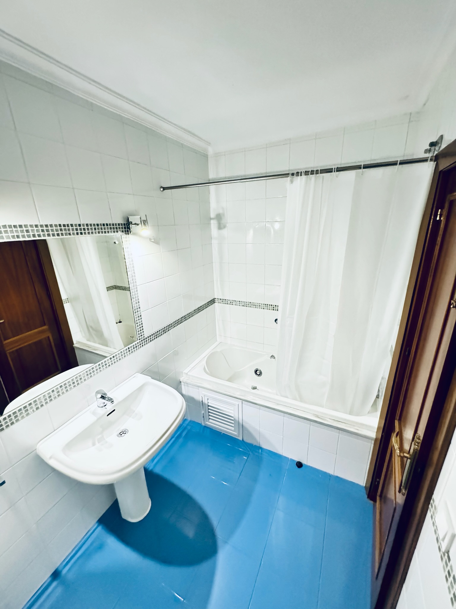 Individual económica · Baño compartido con bañera de jacuzzi